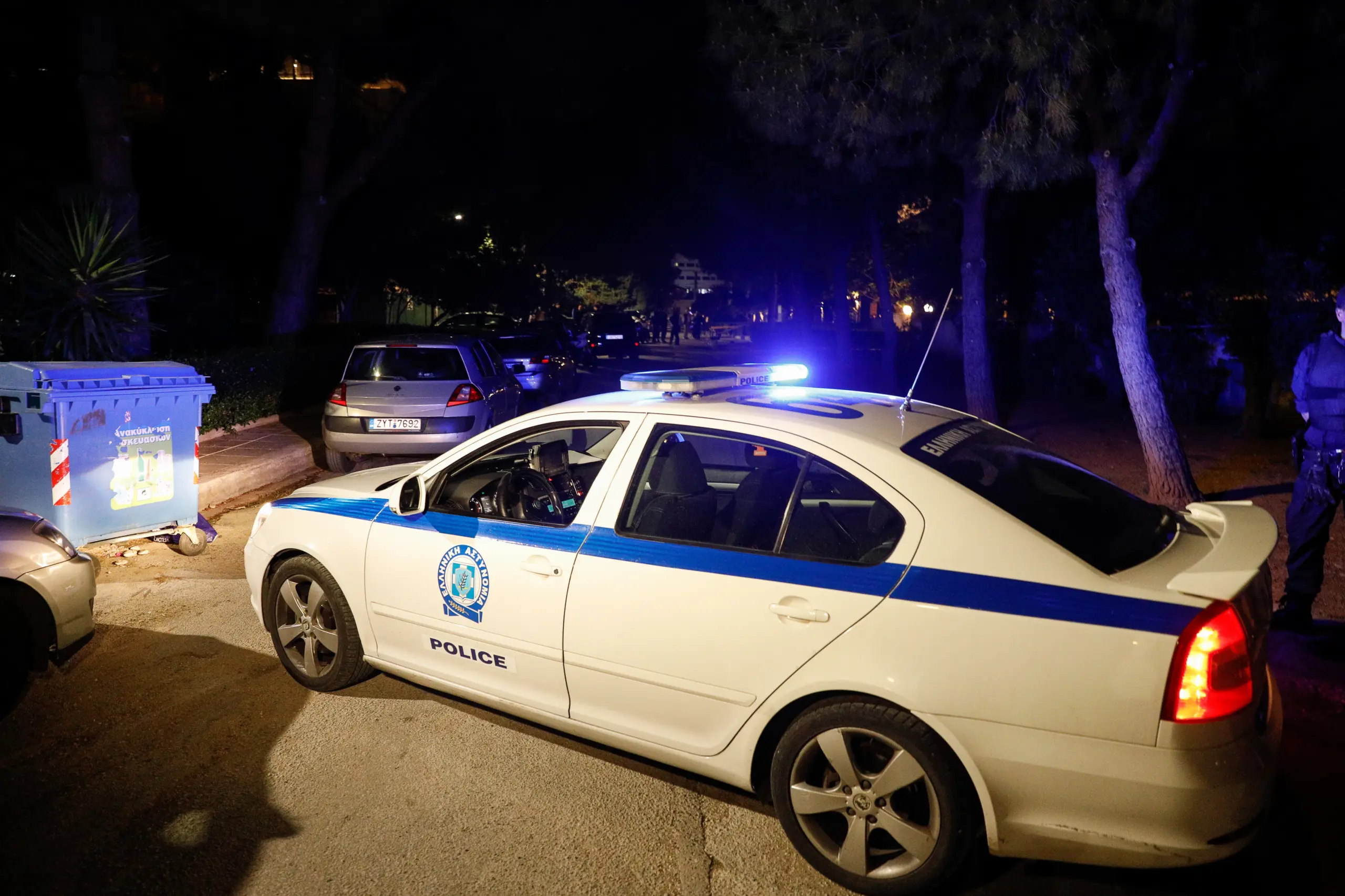 Πανικός στον Άγιο Παντελεήμονα – Άνδρας απειλεί να σκοτώσει την πρώην κοπέλα του και να ανατινάξει πολυκατοικία (vid)