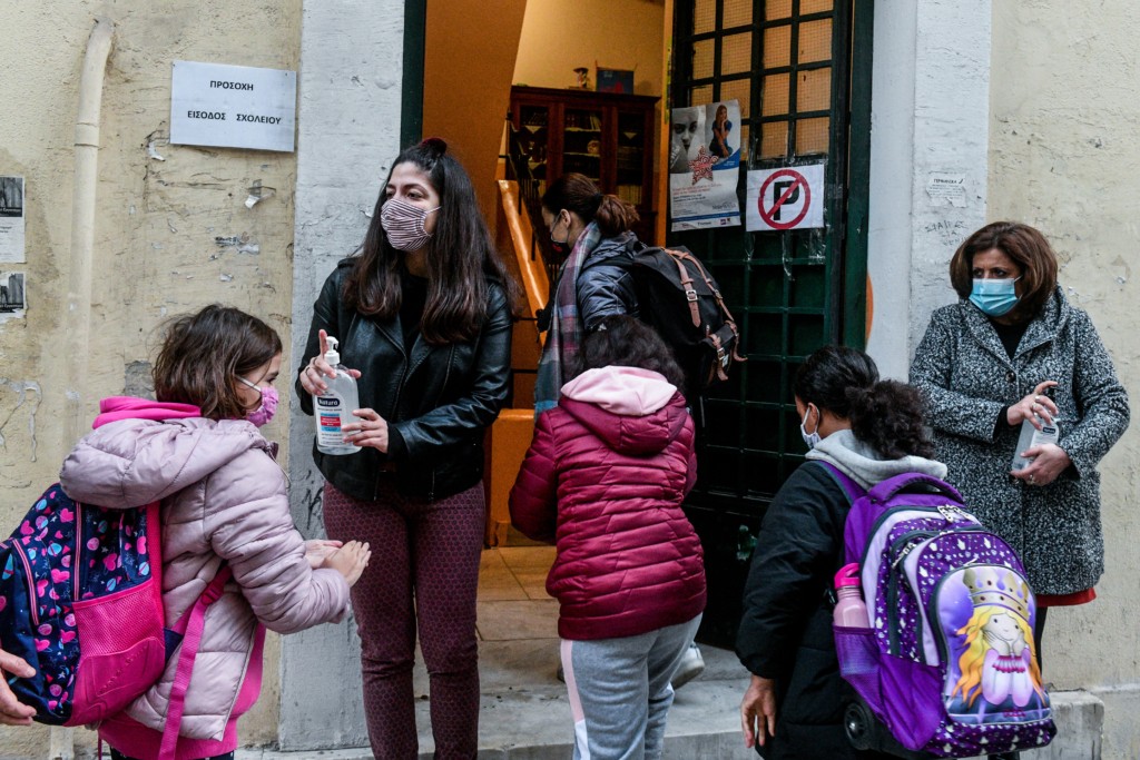 Επιστροφή στα σχολεία με ελέγχους και μέτρα – Τι μπορούν να κάνουν όσοι δεν πρόλαβαν να πάρουν self test (vid)