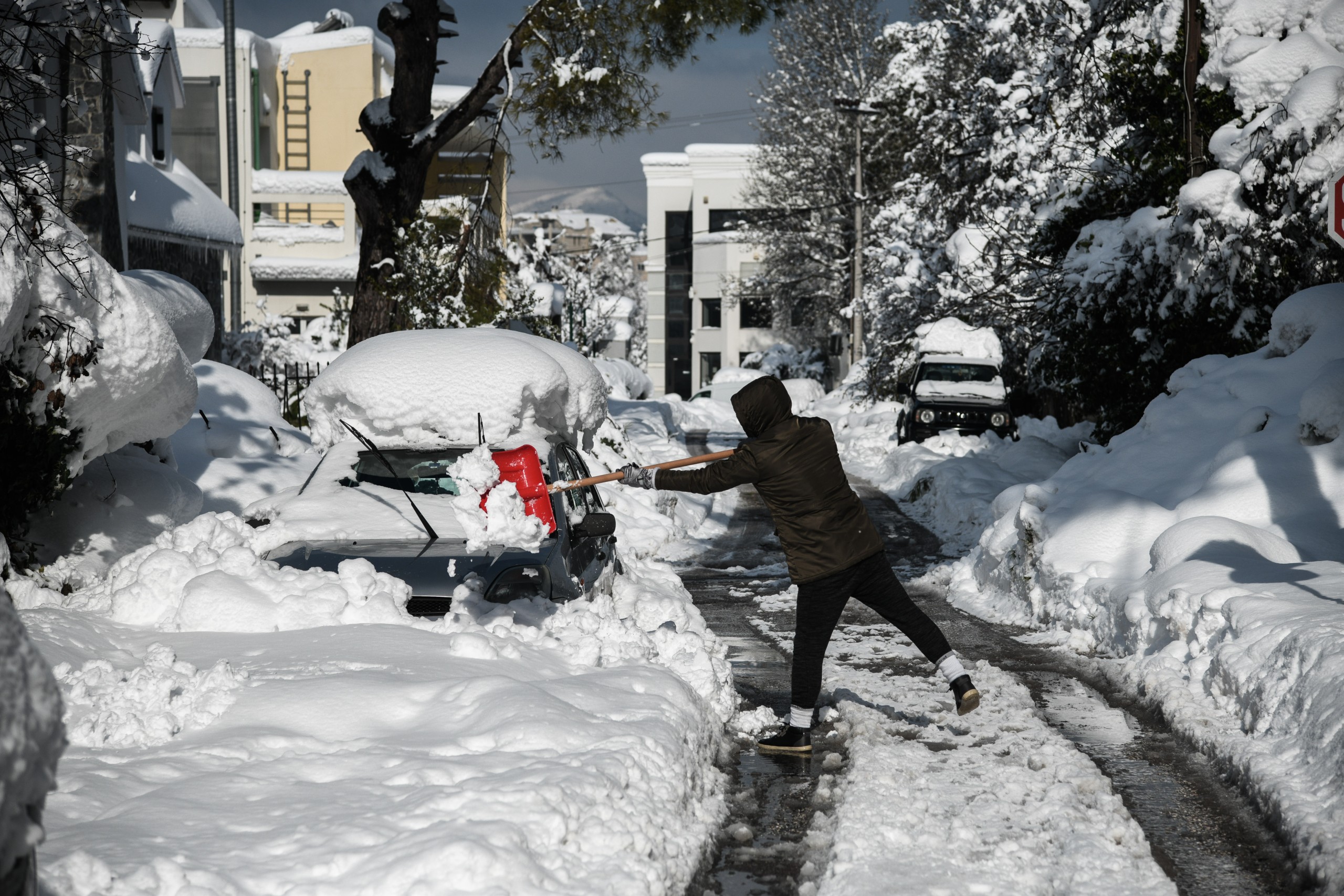 Ο “Διομήδης” σφυροκοπά τη χώρα με σφοδρές καταιγίδες, χιόνια και τσουχτερό κρύο – Τι λένε οι μετεωρολόγοι (vids)