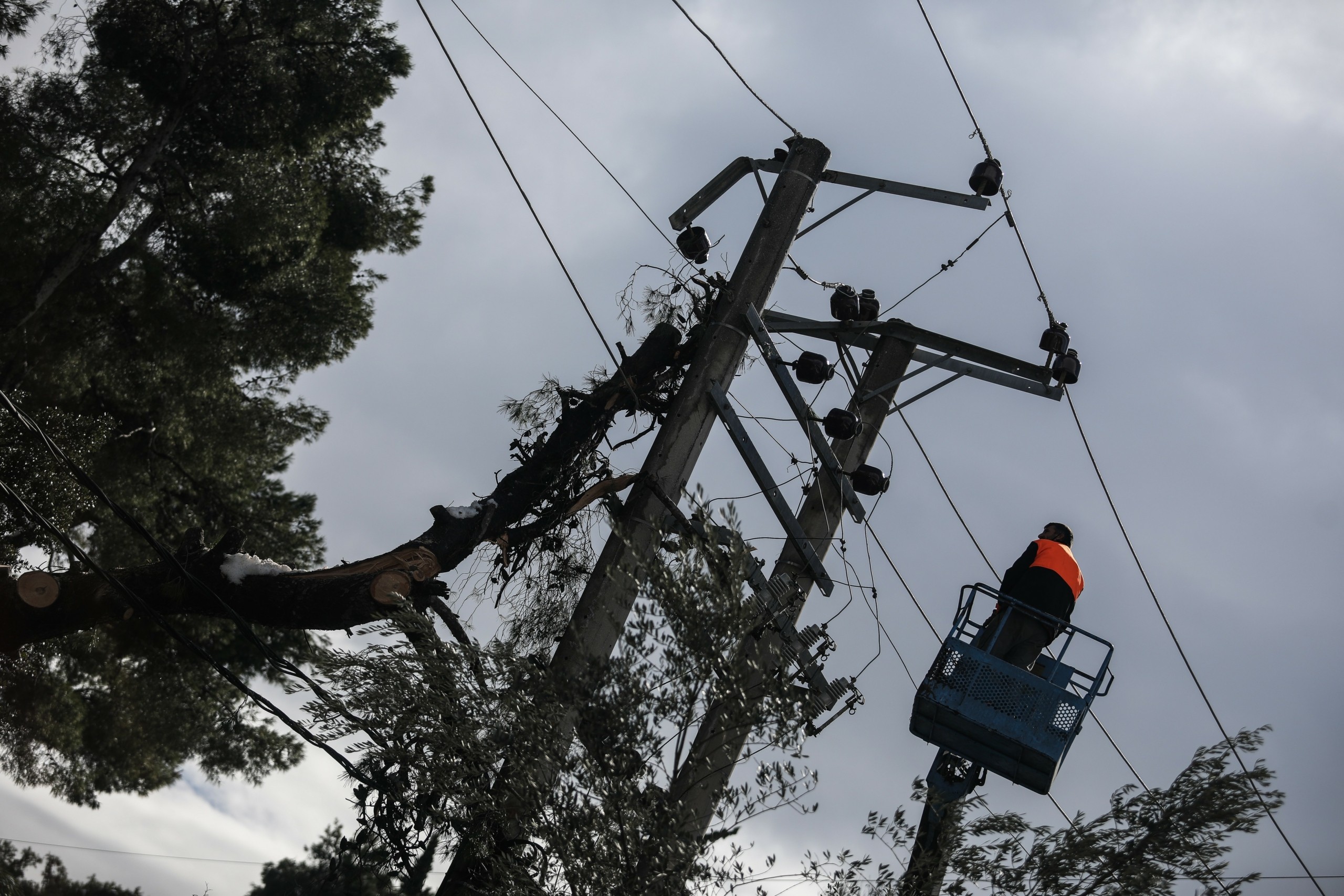 Δεκάδες περιοχές στην Αττική χωρίς ρεύμα – “Θα φτιάξουμε τις βλάβες όταν ανοίξουν οι δρόμοι”