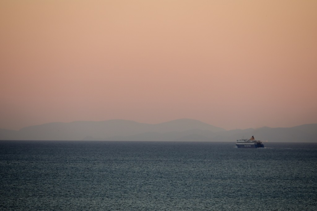 Αυτοκίνητο έπεσε στο λιμάνι του Πειραιά   – Καλά στην υγεία τους οι δυο επιβαίνοντες