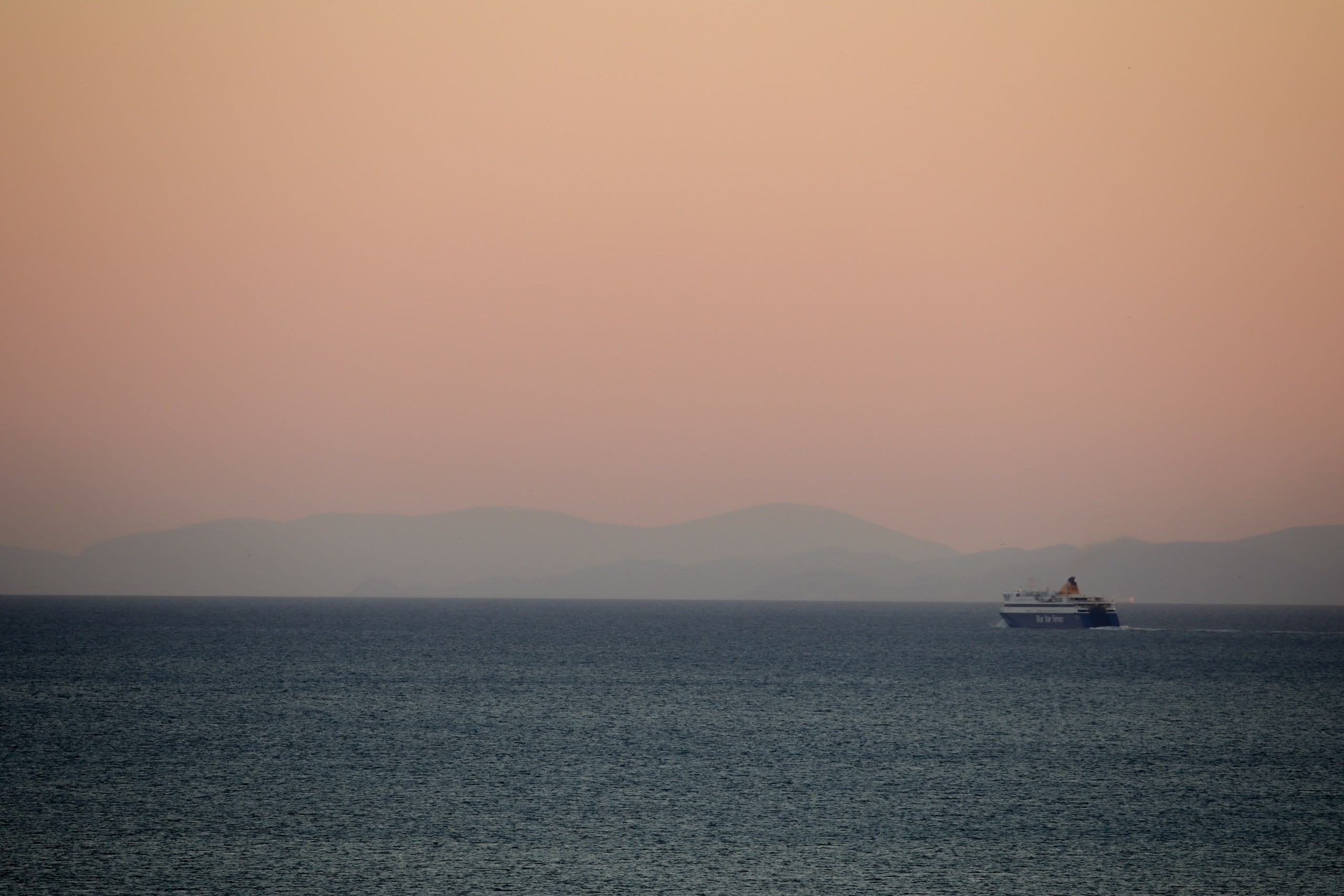 Αυτοκίνητο έπεσε στο λιμάνι του Πειραιά   – Καλά στην υγεία τους οι δυο επιβαίνοντες