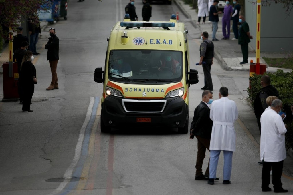 Πανικός στην Αγία Βαρβάρα – Βρέθηκε πυροβολημένος άντρας στη μέση του δρόμου