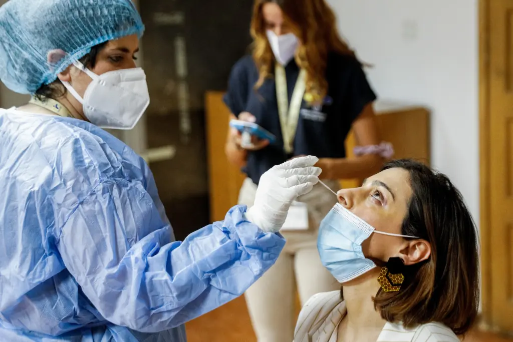 Με τη μετάλλαξη “Όμικρον” 6 στα 10 κρούσματα έως τις 30 Δεκεμβρίου – Ανησυχητικά στοιχεία