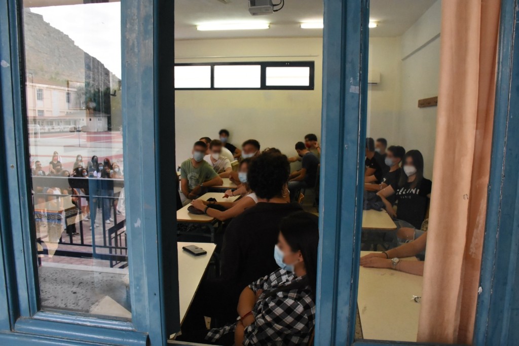 “Πολύπλοκα” τα μέτρα για τα σχολεία λένε οι ειδικοί – “Σε πολλές χώρες κλείνουν επειδή νοσούν οι εκπαιδευτικοί”