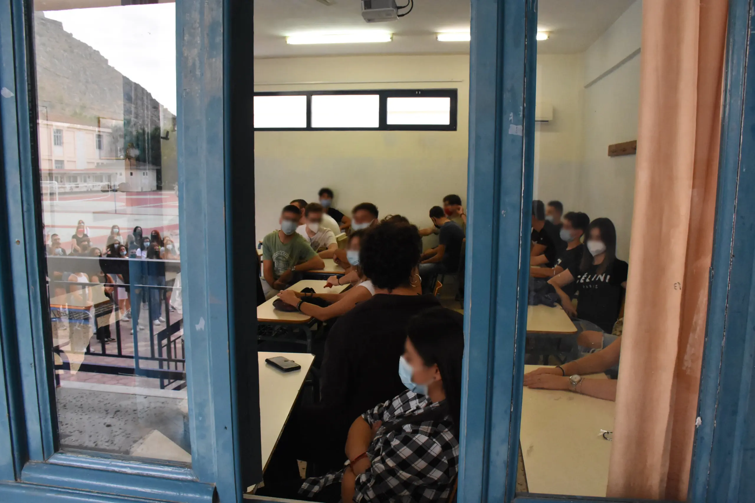 “Πολύπλοκα” τα μέτρα για τα σχολεία λένε οι ειδικοί – “Σε πολλές χώρες κλείνουν επειδή νοσούν οι εκπαιδευτικοί”