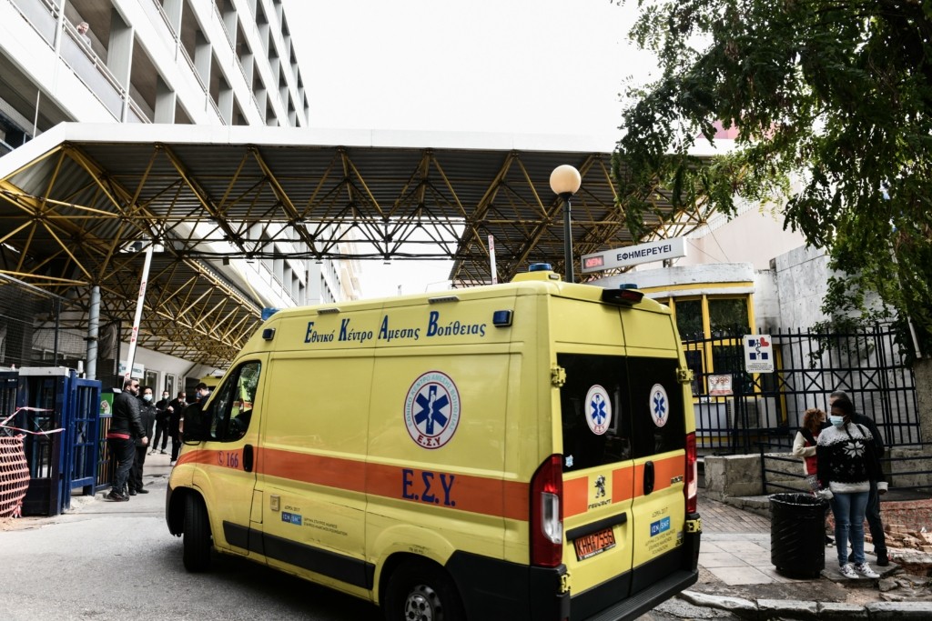 Τέλος στα επισκεπτήρια για 2 εβδομάδες στον Ευαγγελισμό – Τουλάχιστον 100 υγειονομικοί νοσούν με κορονοϊό (vid)
