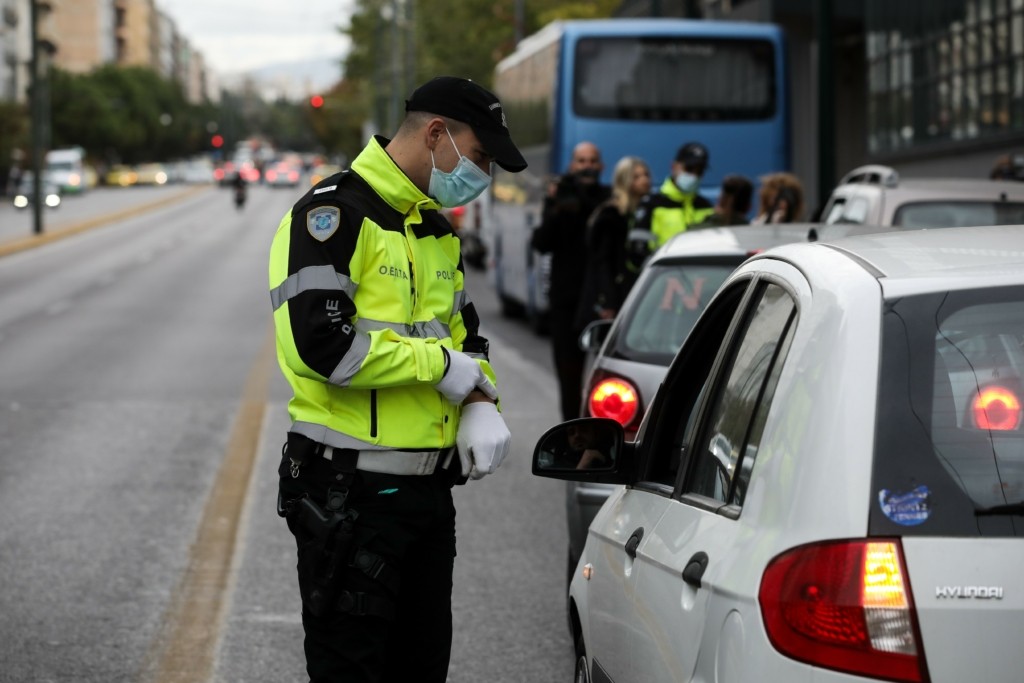 Κλειστή η οδός Φορμίωνος στον Βύρωνα λόγω κατάρρευσης οροφής πρατηρίου καυσίμων (vid)