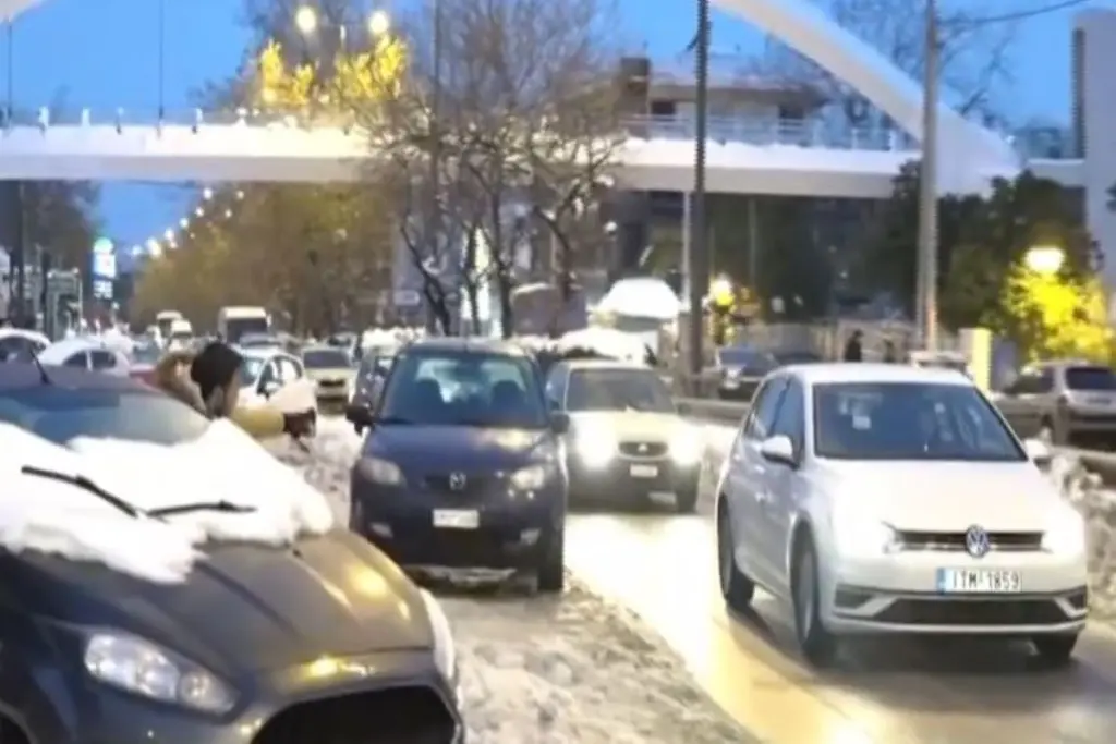 Επική στιγμή στη Μεσογείων – Ρεπόρτερ του ANT1 “εξαφανίζεται” από το πλάνο λόγω… τούμπας! (vid)