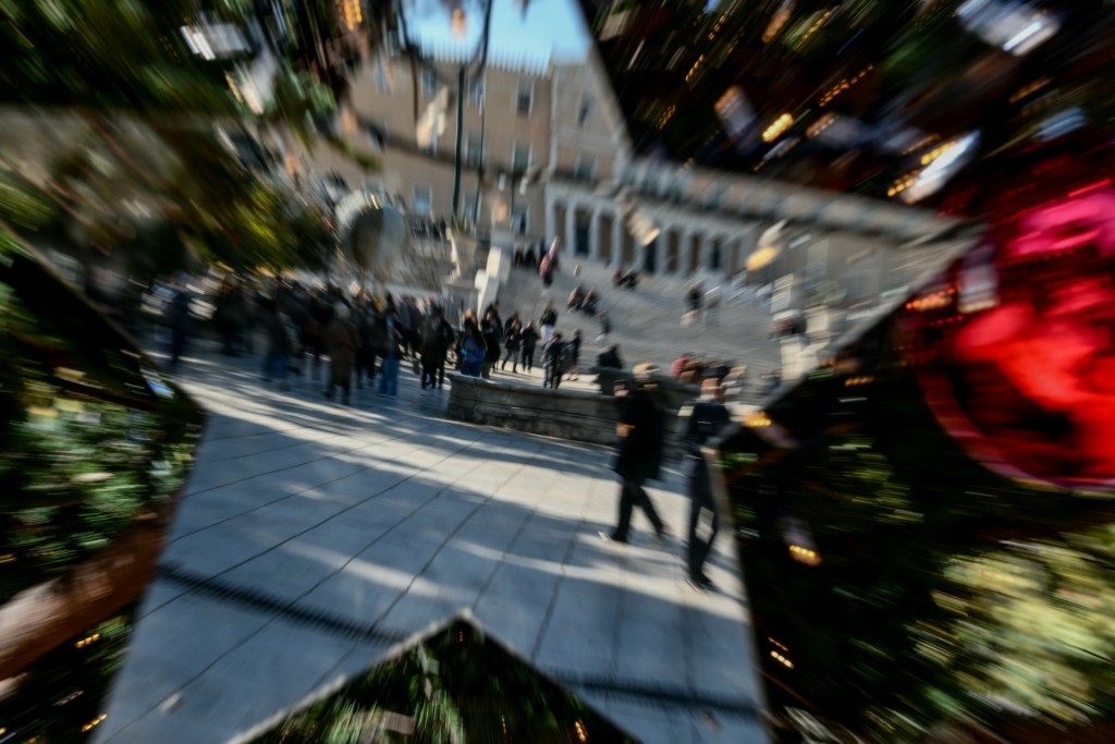 Παραμένουν πενταψήφια τα κρούσματα – 17.633 νέες μολύνσεις την Κυριακή – 61 θάνατοι