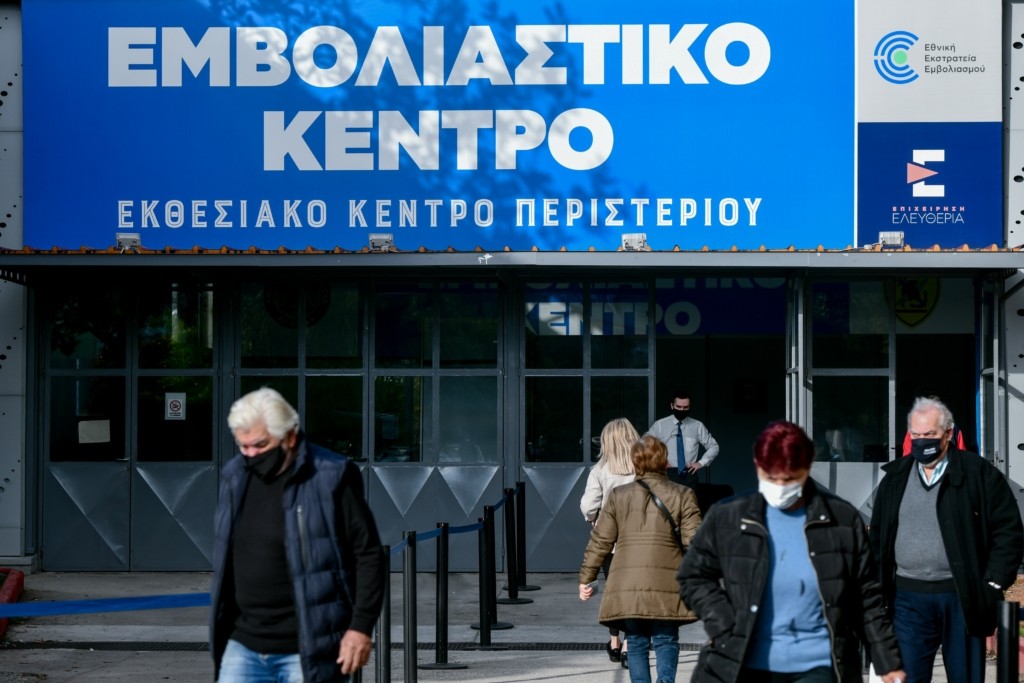 Ένα βήμα πριν από τον υποχρεωτικό εμβολιασμό για τους άνω των 50 ετών – Τις επόμενες ημέρες οι ανακοινώσεις