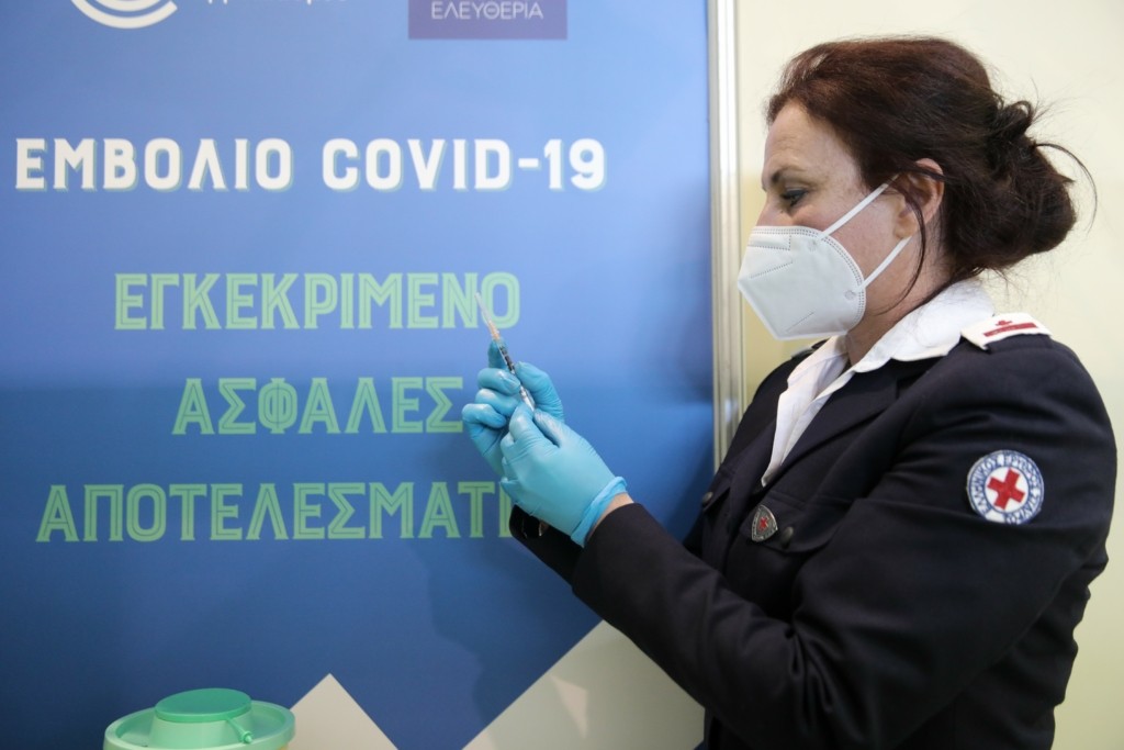 “Οδηγός” για τους ανεμβολίαστους 60αρηδες – Από Δευτέρα το “τσουχτερό” πρόστιμο, ποιοι εξαιρούνται