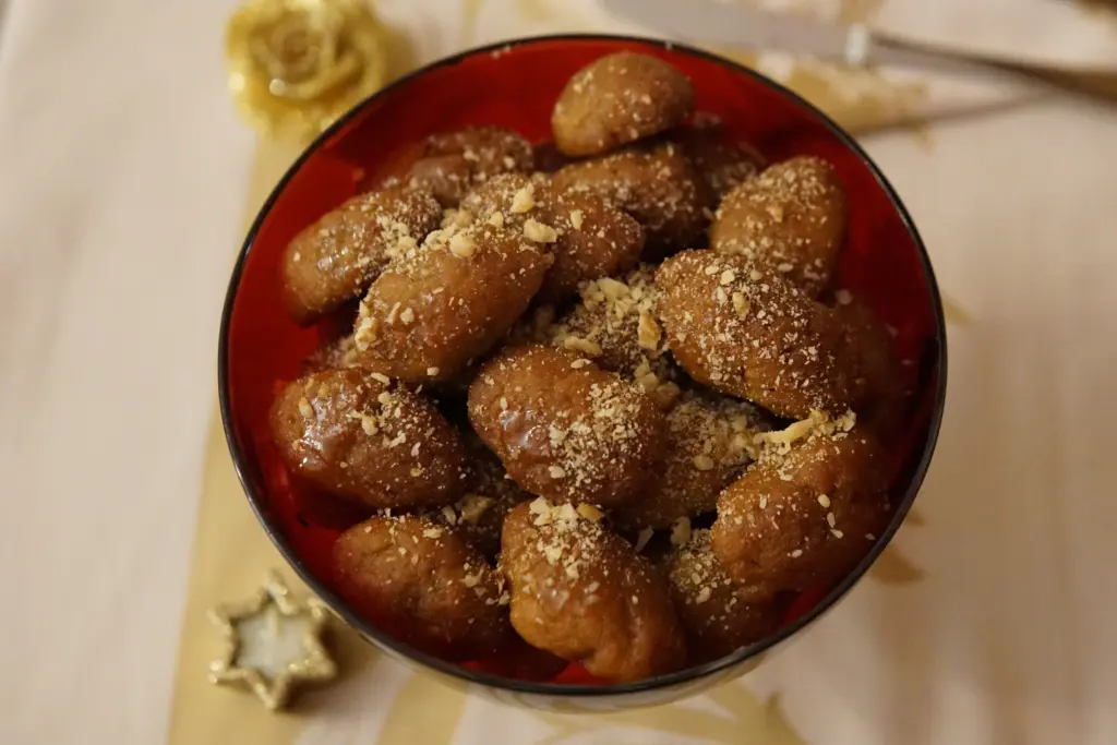 Δύο απολαυστικά γλυκά που μπορούμε να φτιάξουμε με τα μελομακάρονα που περίσσεψαν!