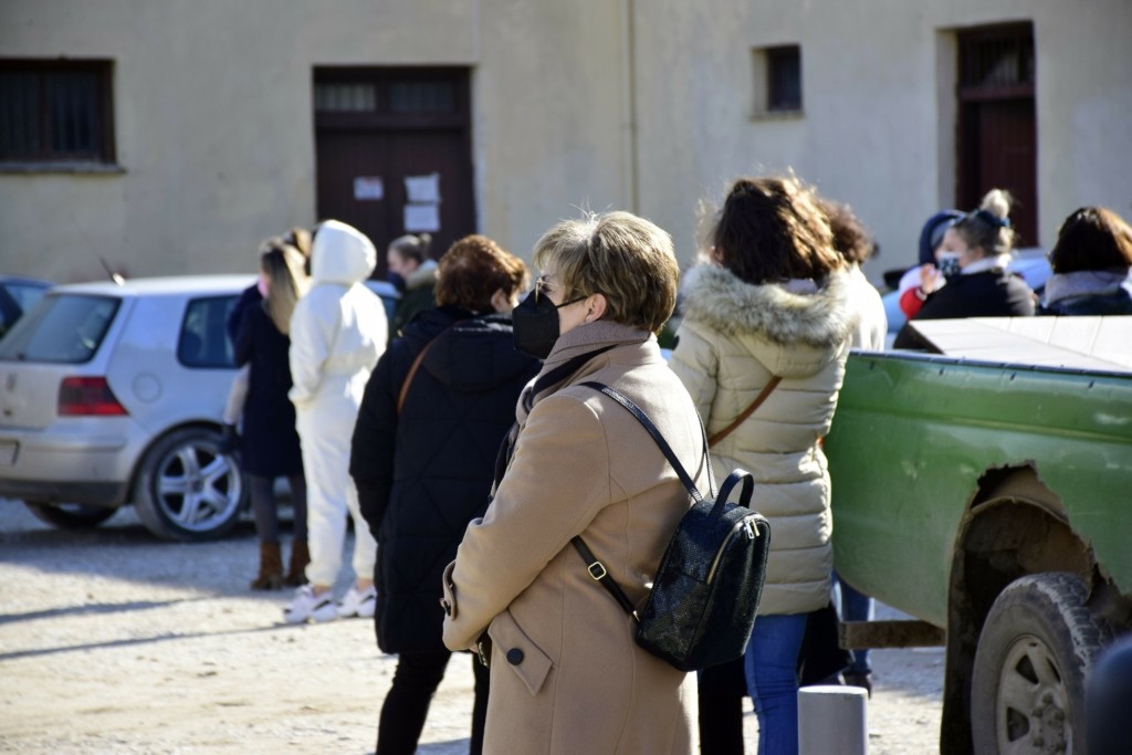 Ουρές έξω από κέντρα υγείας και φαρμακεία για PCR ή rapid test την Πρωτοχρονιά – Πάνω από μία ώρα αναμονή (vid)
