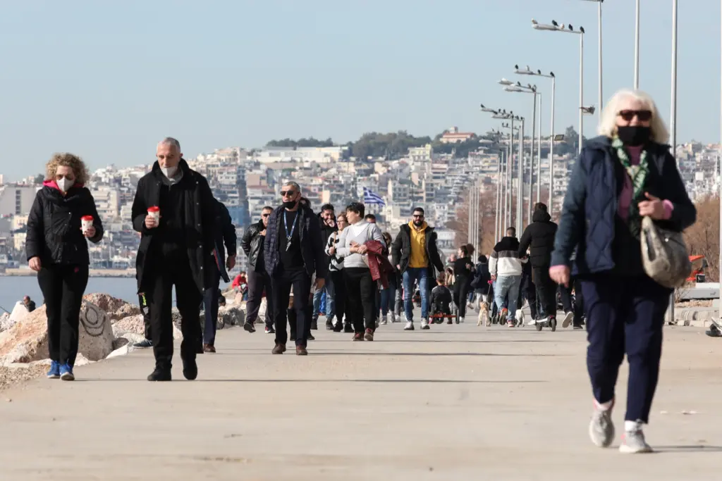Έρχεται δύσκολος Ιανουάριος με σκέψεις για νέα μέτρα και την Όμικρον να “επελαύνει” – Έρχονται νέοι περιορισμοί για τους ανεμβολίαστους
