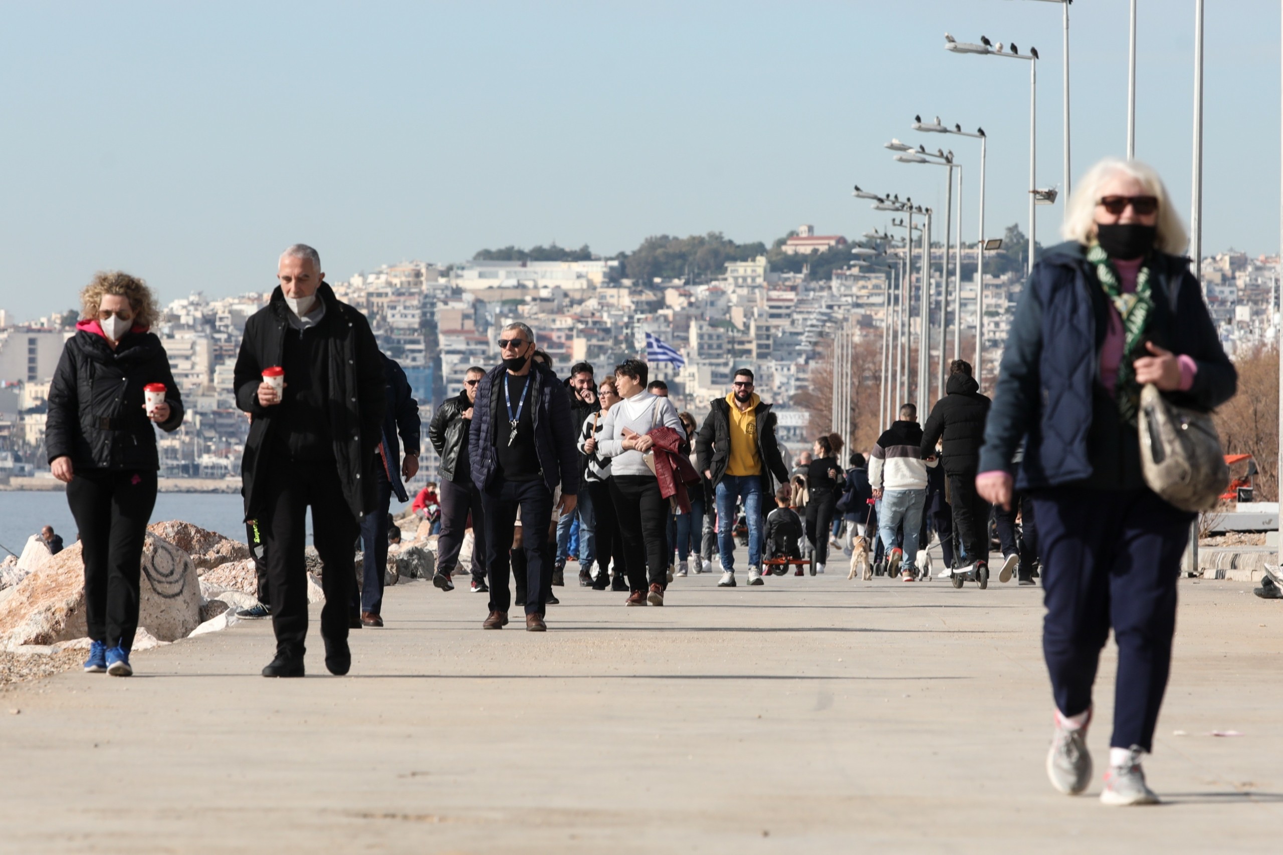 Έρχεται δύσκολος Ιανουάριος με σκέψεις για νέα μέτρα και την Όμικρον να “επελαύνει” – Έρχονται νέοι περιορισμοί για τους ανεμβολίαστους