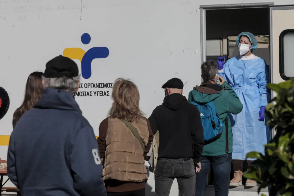 Ατελείωτες ουρές από τα ξημερώματα για ένα rapid ή PCR τεστ (vids)