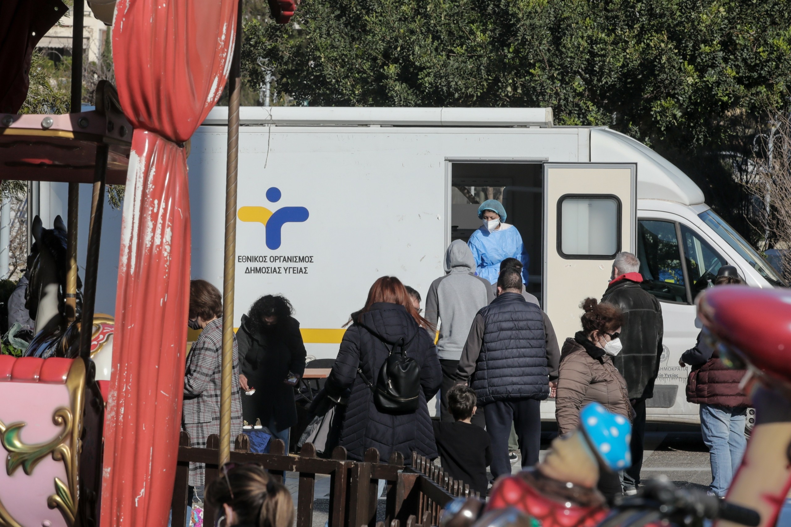 Για νέα “έκρηξη” κρουσμάτων φοβούνται οι ειδικοί τις επόμενες ημέρες – Στα όριά τους τα νοσοκομεία