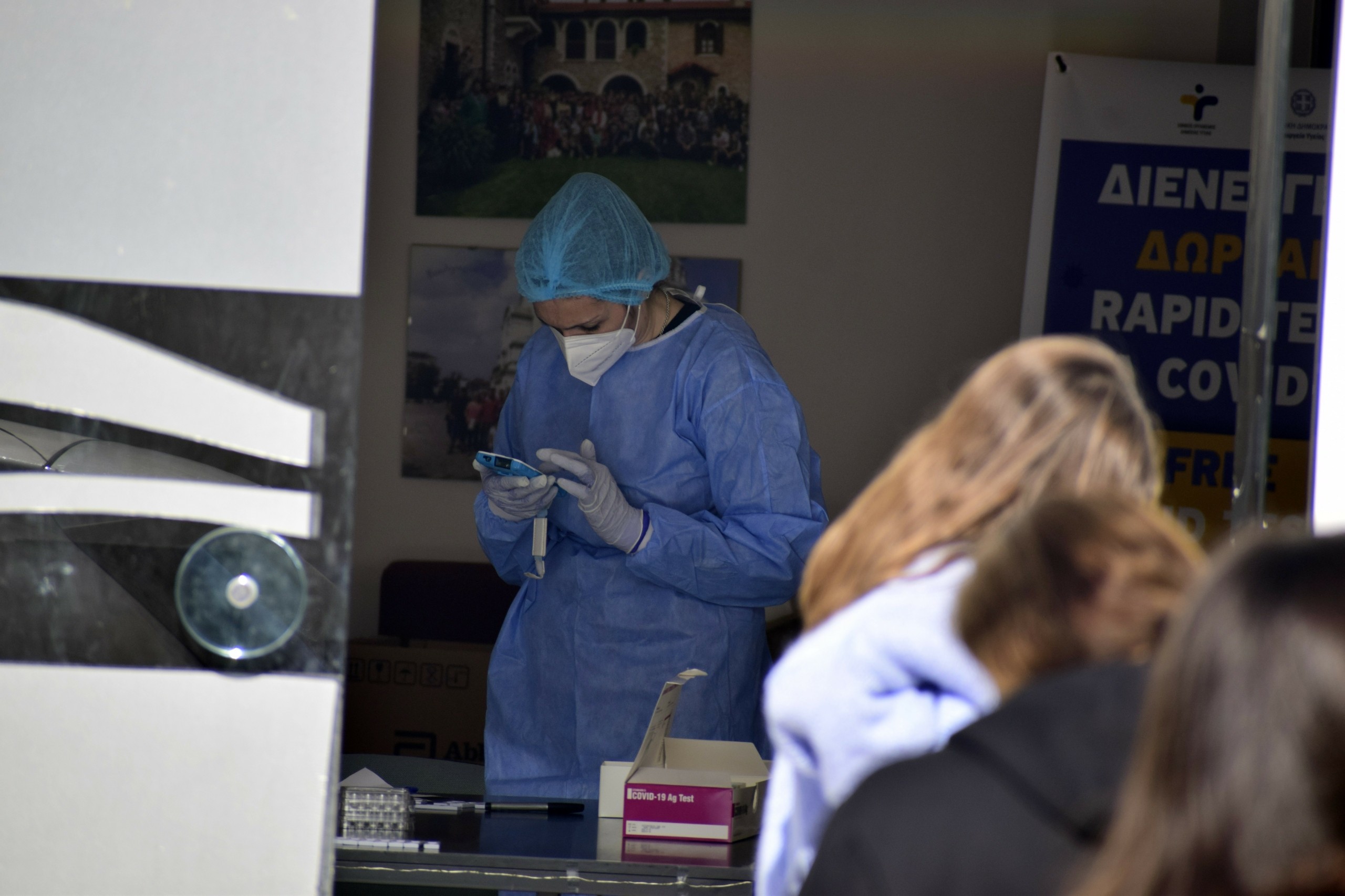 Ο κορονοϊός “πνίγει” την Αττική με 7.095 νέα κρούσματα – 1.829 στη Θεσσαλονίκη – 37 περιοχές με τριψήφιο αριθμό