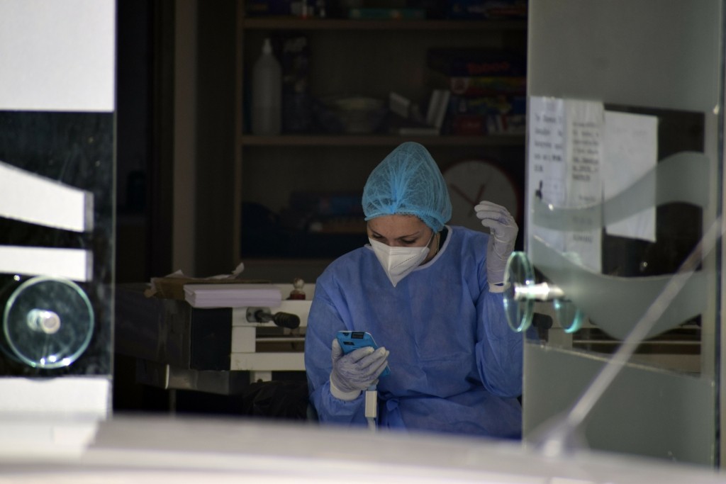 Ξεκαθαρίζει το τοπίο για το testing στην εργασία – Όχι μοριακό τεστ για εμβολιασμένους εργαζόμενους, αρκεί το rapid (vid)