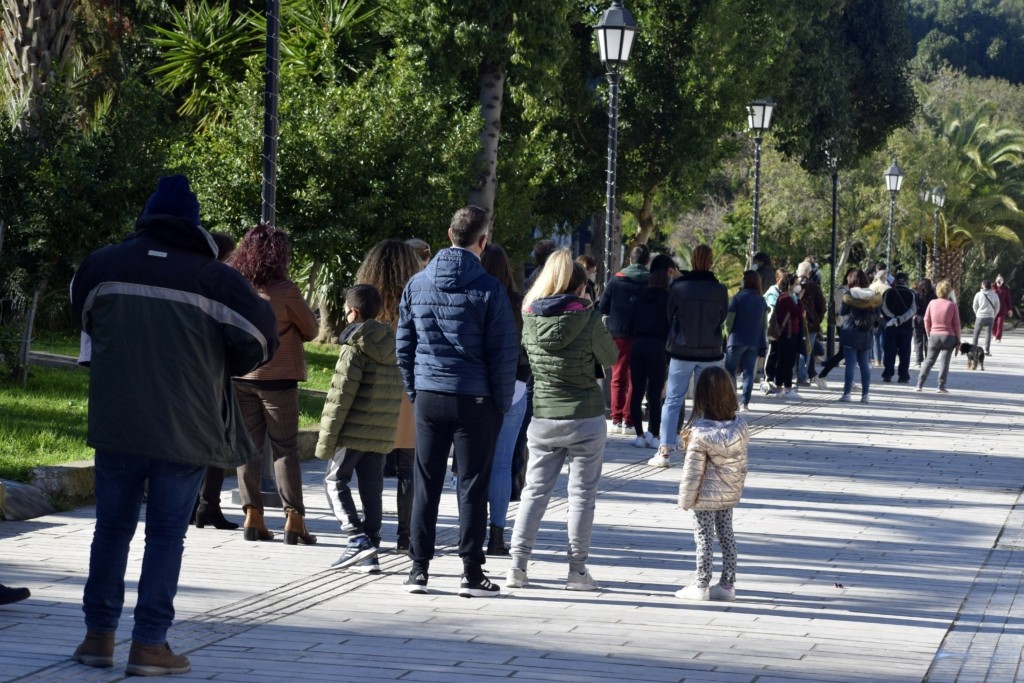 Αυτή την εβδομάδα οι αποφάσεις για τα σχολεία και την υποχρεωτικότητα του εμβολιασμού – Ποια επιπλέον μέτρα εξετάζονται στην εστίαση