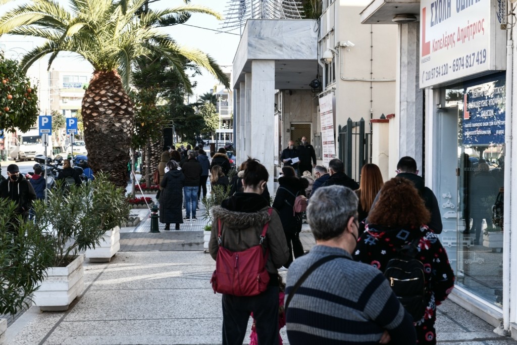 Ολοταχώς για πάνω 50.000 κρούσματα την Τρίτη – Προς νέο αρνητικό ρεκόρ