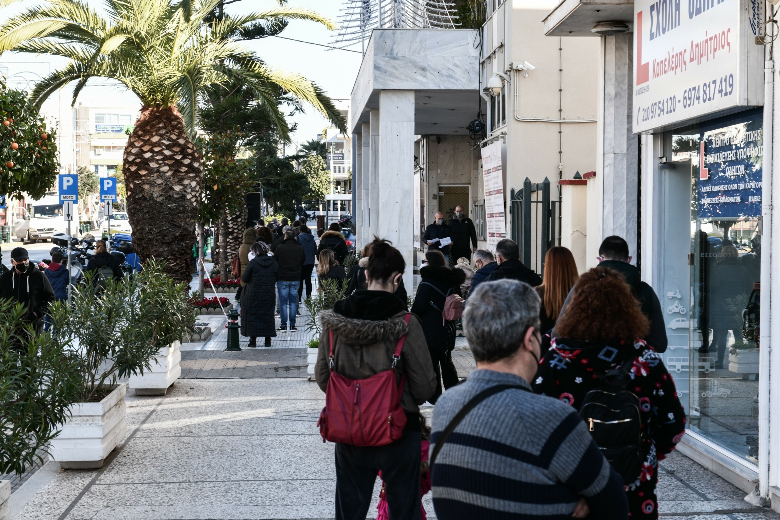 Ολοταχώς για πάνω 50.000 κρούσματα την Τρίτη – Προς νέο αρνητικό ρεκόρ