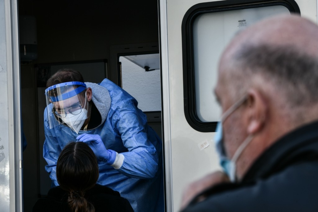 Φόβοι για νέο “μαύρο” ρεκόρ με πάνω από 50.000 κρούσματα σήμερα  – Από τι θα εξαρτηθεί
