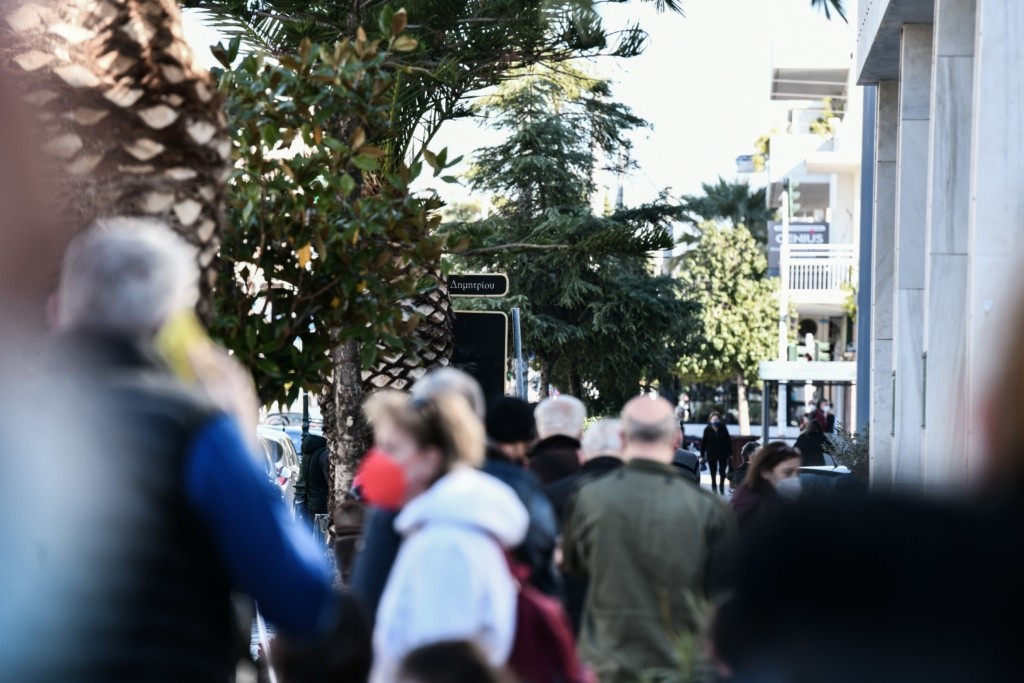 Γύρω στις 40.000 τα κρούσματα της Δευτέρας – Αγωνία για το “αποτύπωμα” των γιορτών