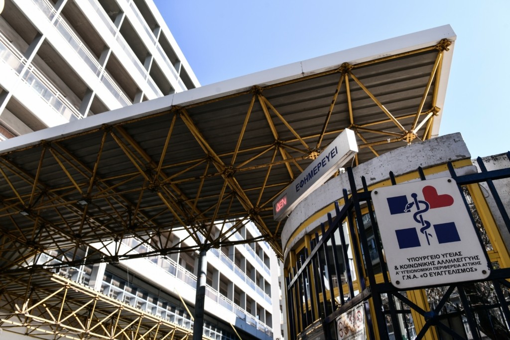 Τριπλά εμβολιασμένος νόσησε δύο φορές – “Αισχρό” το πρωτόκολλο της καραντίνας (vid)