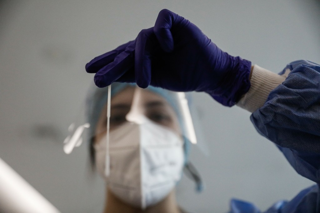 Τι προβλέπει η ΚΥΑ για το πλαφόν στα PCR τεστ – Πρόστιμα έως 5.000 ευρώ (vid)