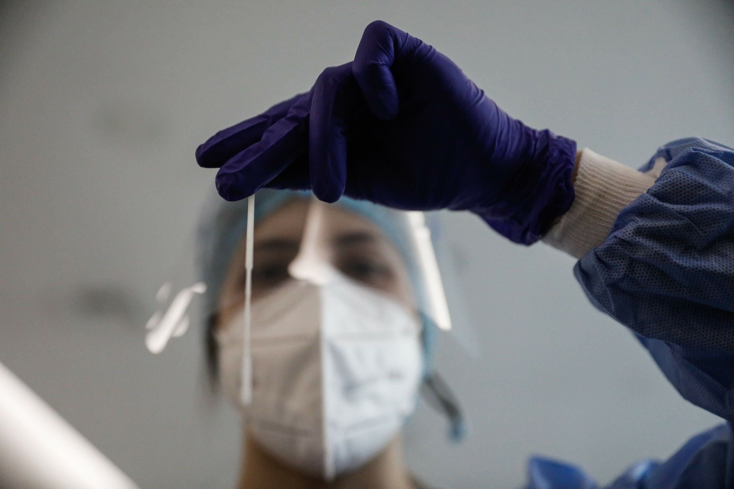Τι προβλέπει η ΚΥΑ για το πλαφόν στα PCR τεστ – Πρόστιμα έως 5.000 ευρώ (vid)