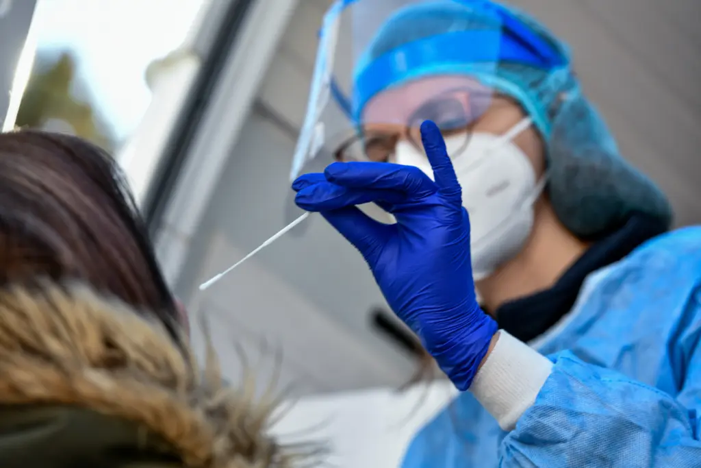 Χαραμάδα αισιοδοξίας από Σαρηγιάννη- “Επιβράδυνση της Όμικρον στα λύματα, τα κρούσματα θα φτάσουν έως 53.000”