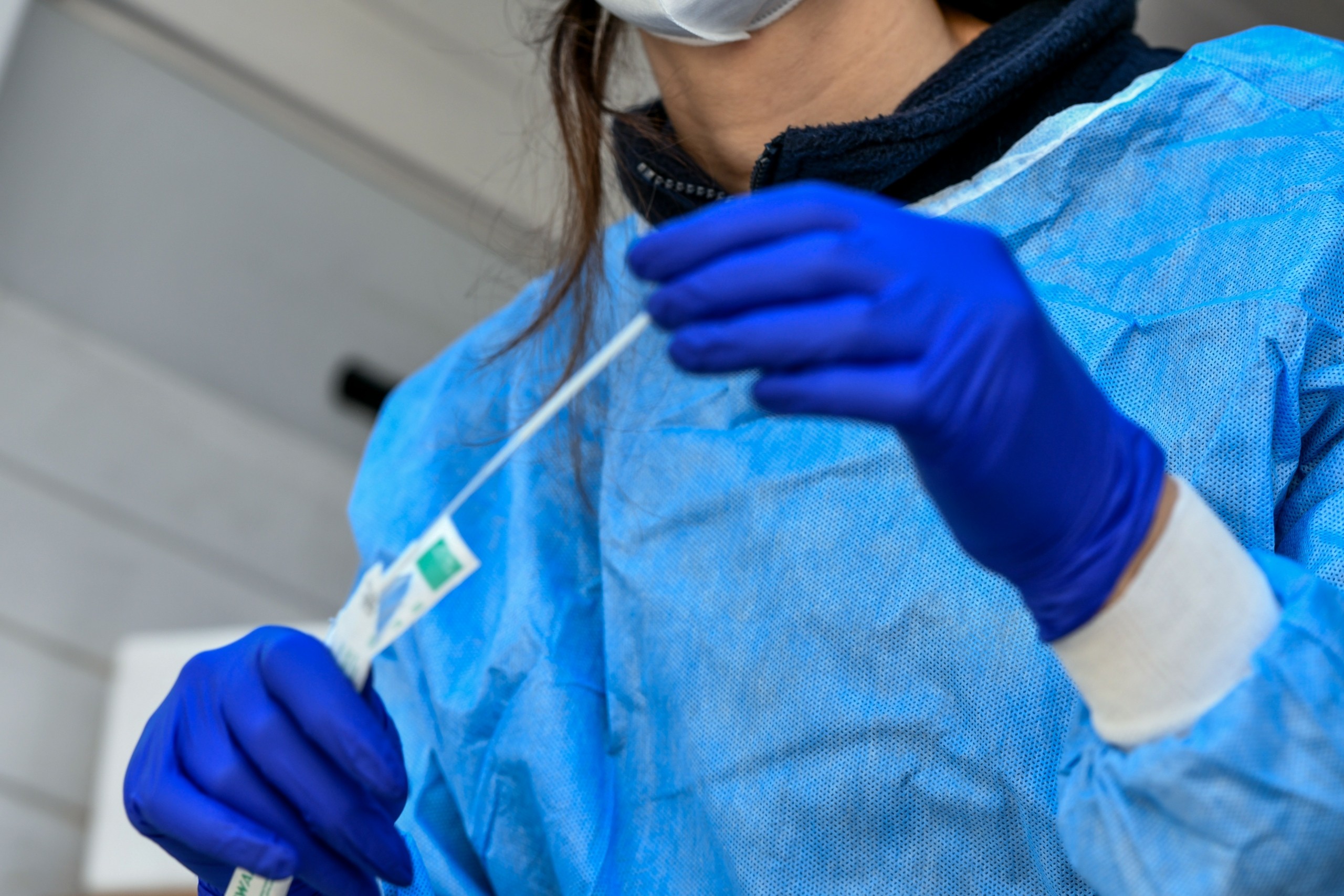 O FDA προειδοποιεί – Μην χρησιμοποιείτε τα γρήγορα self test στον λαιμό αντί για μύτη