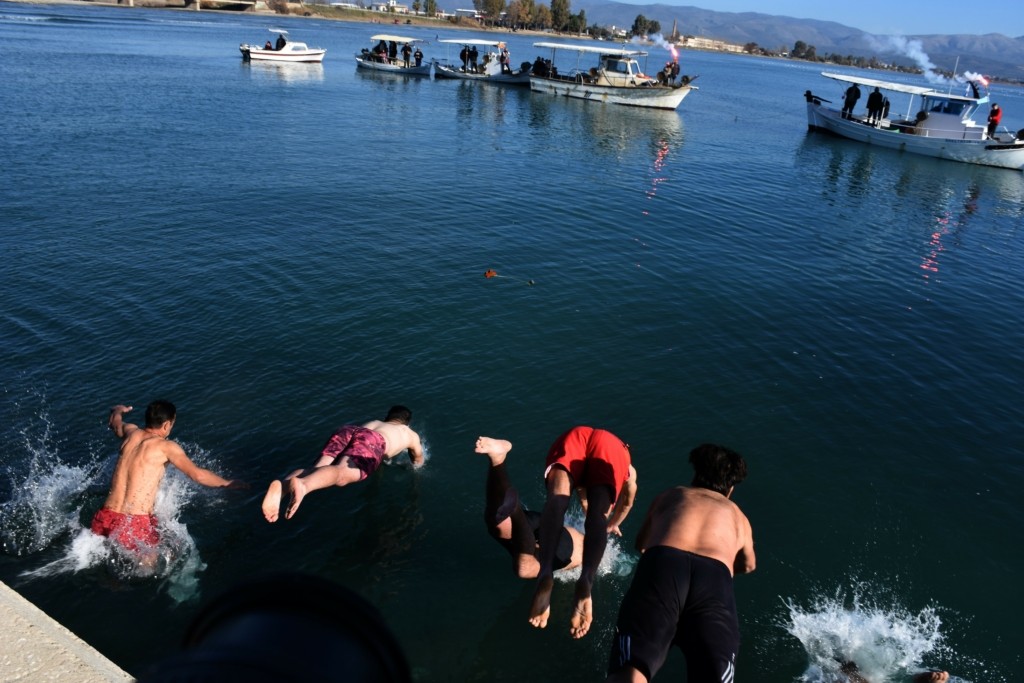 Με λαμπρότητα και μέτρα για τον κορονοϊό τα Θεοφάνια σε Σύρο και Νάξο (pics&vid)