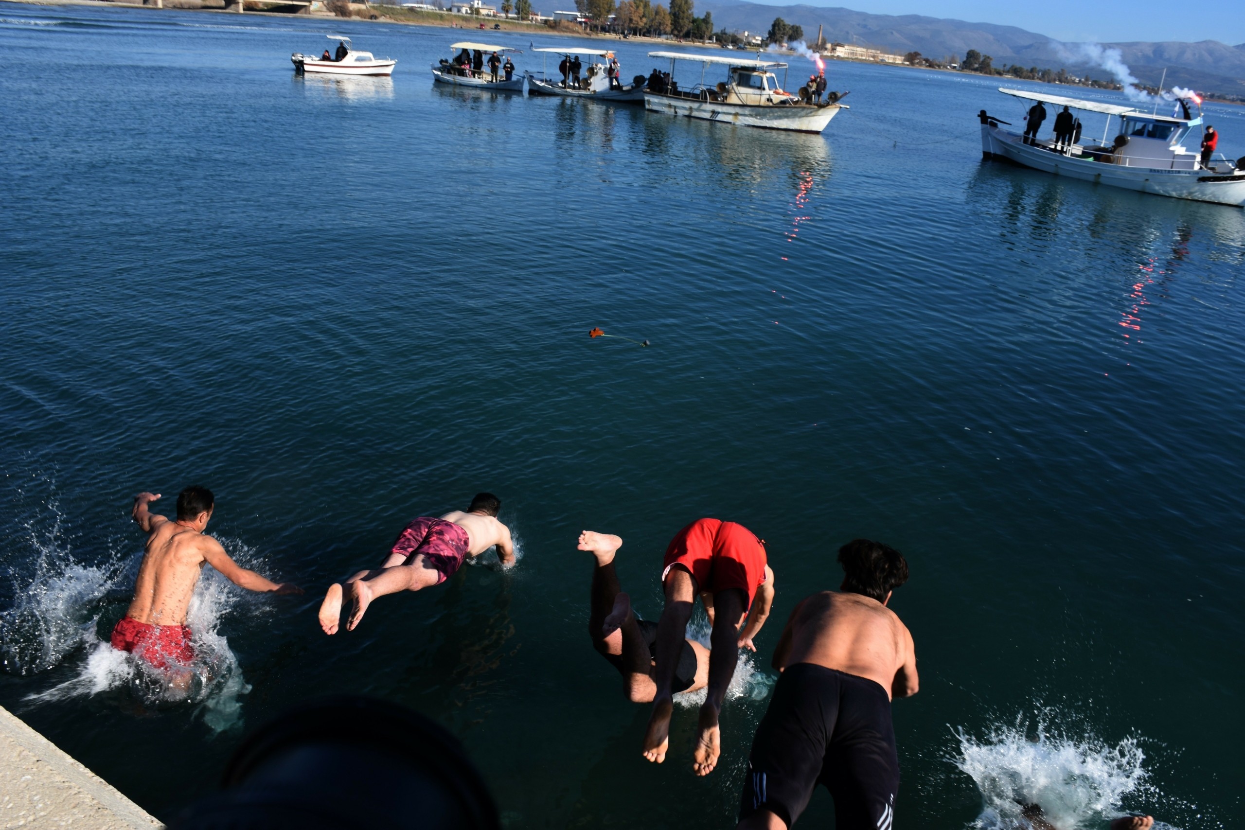 Με λαμπρότητα και μέτρα για τον κορονοϊό τα Θεοφάνια σε Σύρο και Νάξο (pics&vid)