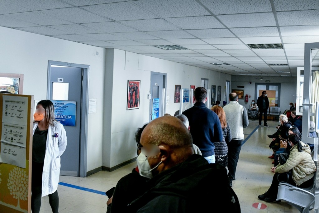 Καταφθάνουν τη Δευτέρα τα πρόστιμα στους ανεμβολίαστους άνω των 60 ετών