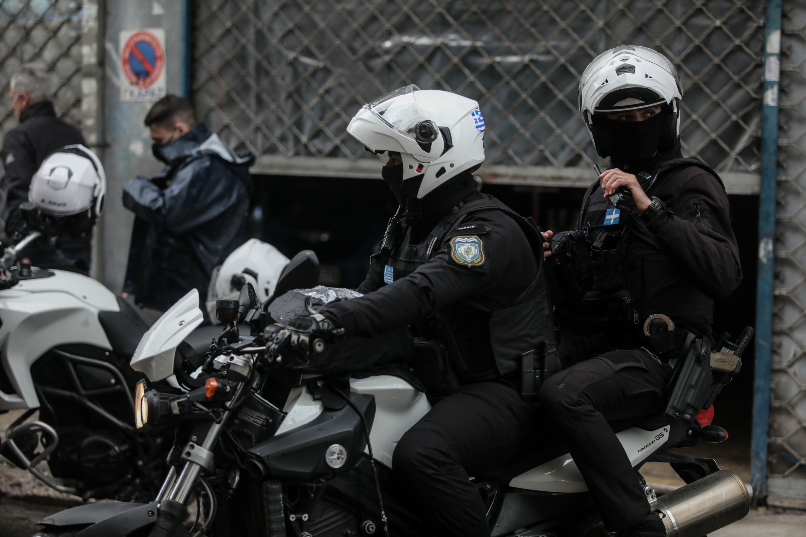 Περιπλέκεται η υπόθεση με τον αστυνομικό στον Νέο Κόσμο – “Δεν τη χτύπησε, οι αστυνομικοί έδειξαν βία”