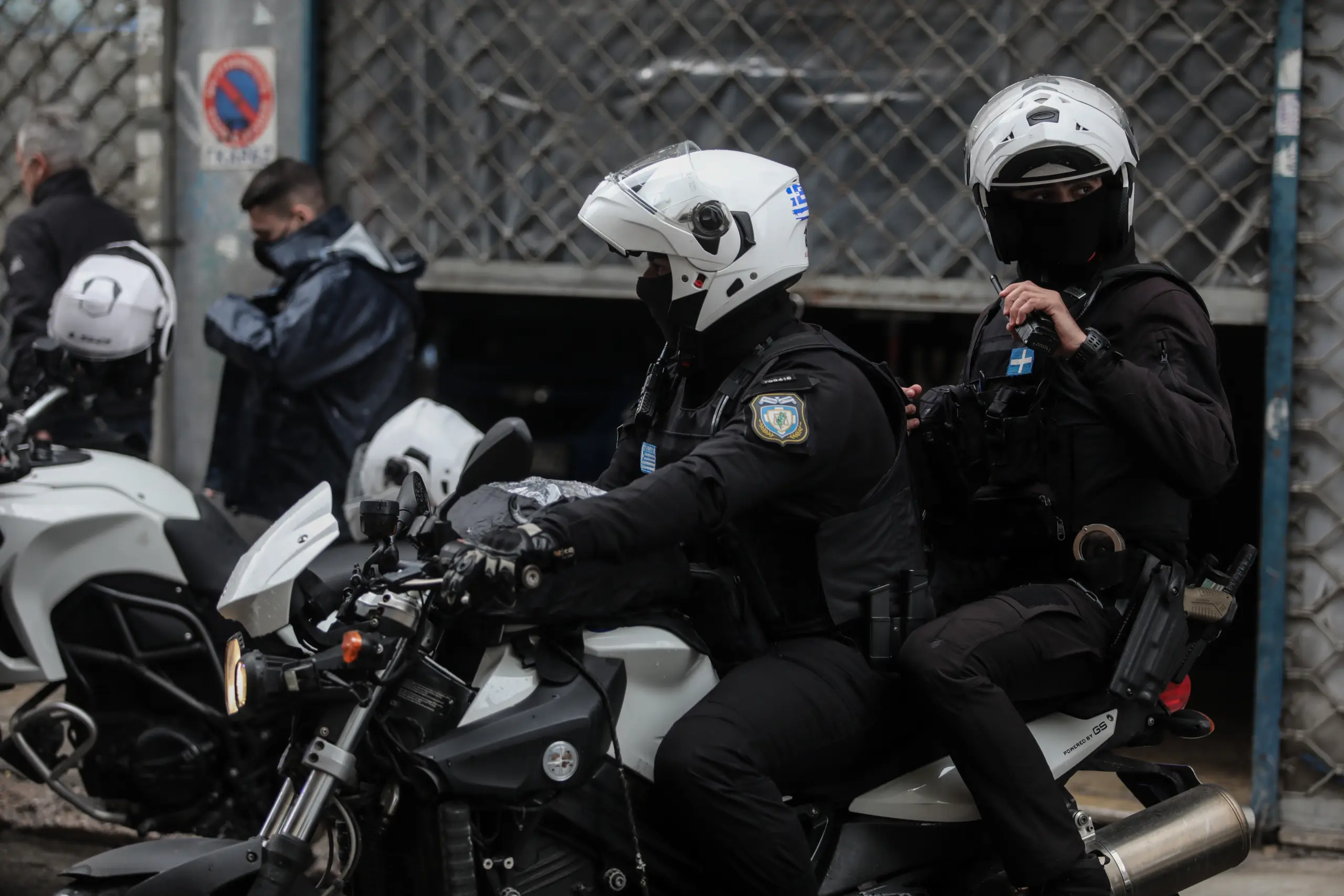 Περιπλέκεται η υπόθεση με τον αστυνομικό στον Νέο Κόσμο – “Δεν τη χτύπησε, οι αστυνομικοί έδειξαν βία”