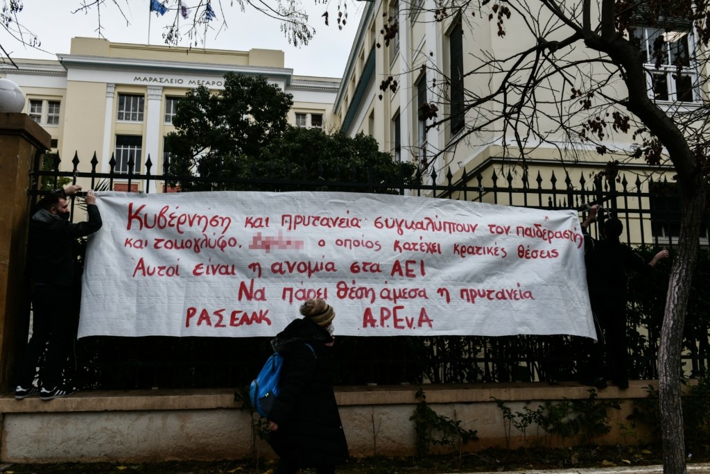 Επίθεση κουκουλοφόρων στο συνεργείο της ΕΡΤ έξω από την ΑΣΟΕΕ – Πέταξαν μπουκάλια κατά αστυνομικών
