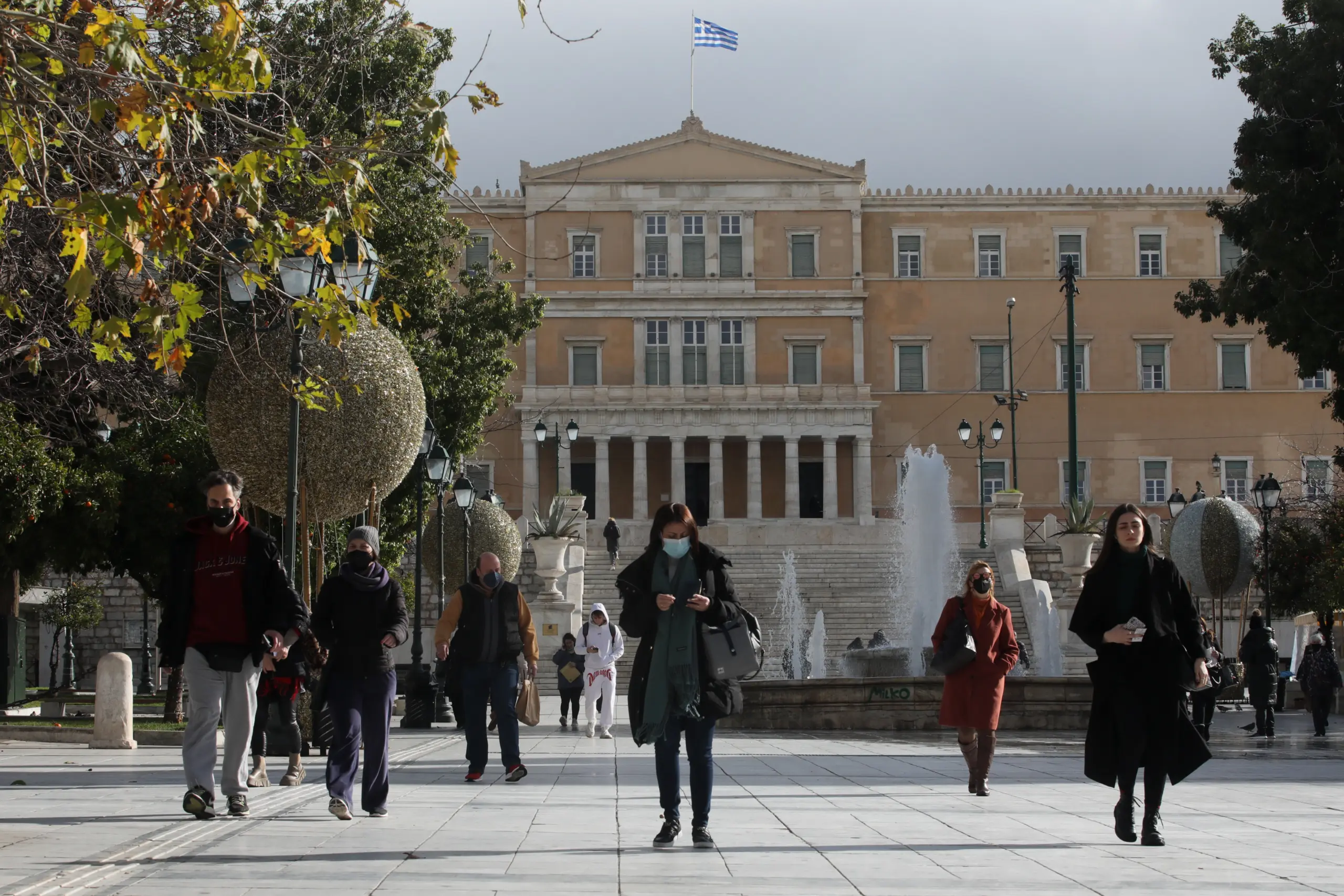 Αντιμέτωποι με πρόστιμα χιλιάδες ανεμβολίαστοι άνω των 60 – Παράταση μέτρων στην εστίαση (vid)