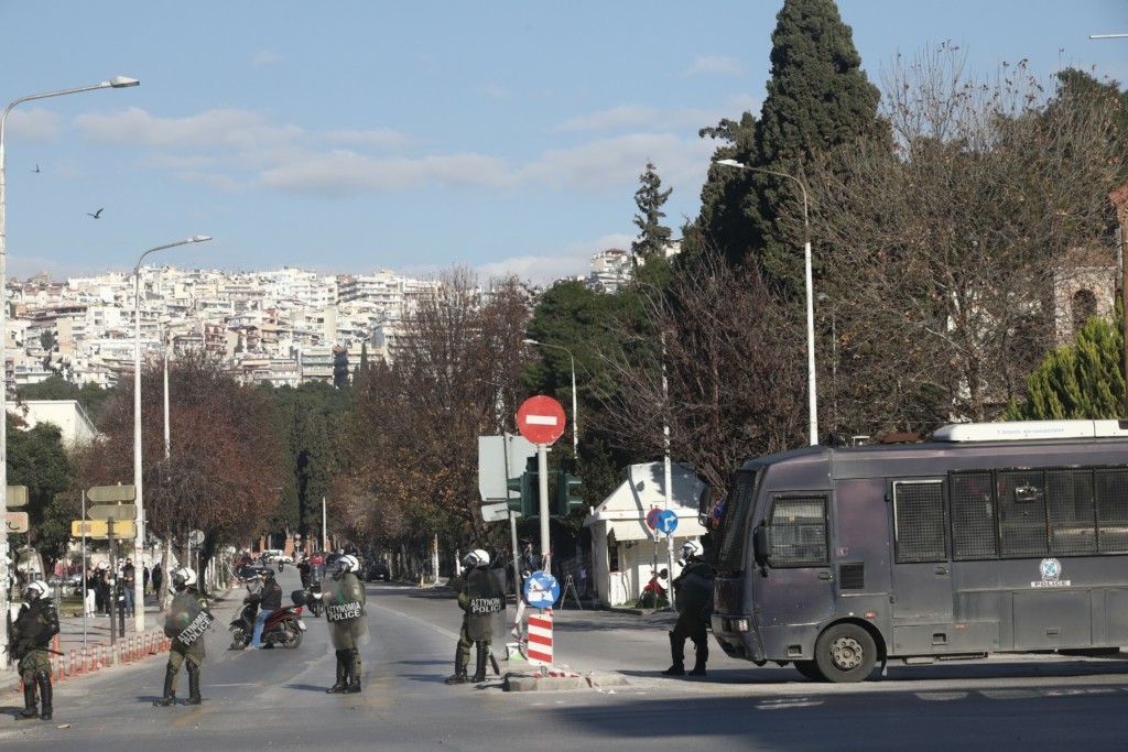 Επεισόδια στη Θεσσαλονίκη με “βροχή” από μολότοφ – Κουκουλοφόρος πήρε φωτιά, 20 προσαγωγές (pics&vid)