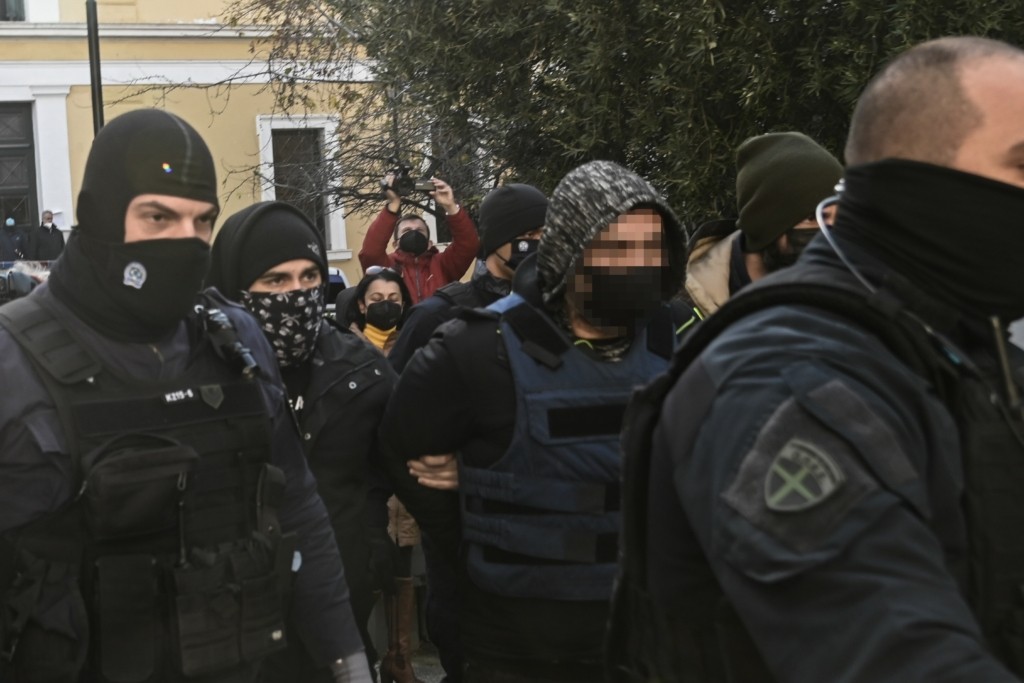Οι απειλές του “ψευτονταή” στη μητέρα των παιδιών του μέσα από τα κρατητήρια και τα βασανιστήρια του σκύλου
