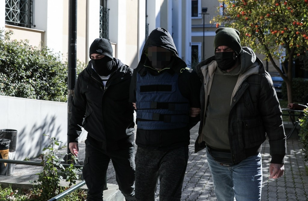 Νέα καταγγελία για τον νταή της Αργυρούπολης – “Με σπασμένη μύτη… έβγαζα τα ράμματα μόνη μου στο μπάνιο”