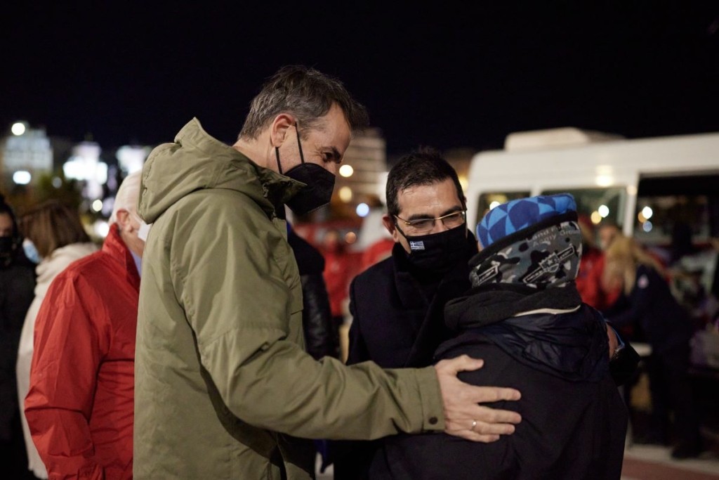 Κοντά στους άστεγους ο Κυριάκος Μητσοτάκης – “Κατέβηκε” στο λιμάνι του Πειραιά