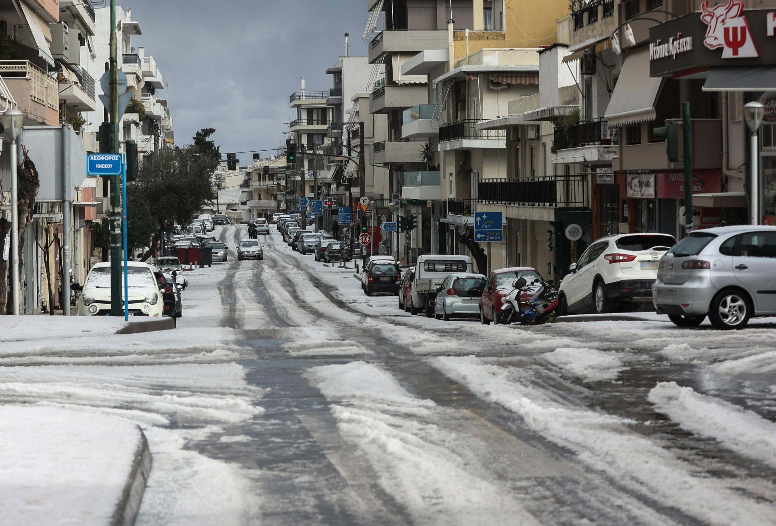 Η κακοκαιρία “Ελπίς” σκέπασε την Κρήτη – Άσπρισε όλο το νησί – Κλειστά σχολεία και δρόμοι – Χιονίζει ακόμα και στη θάλασσα