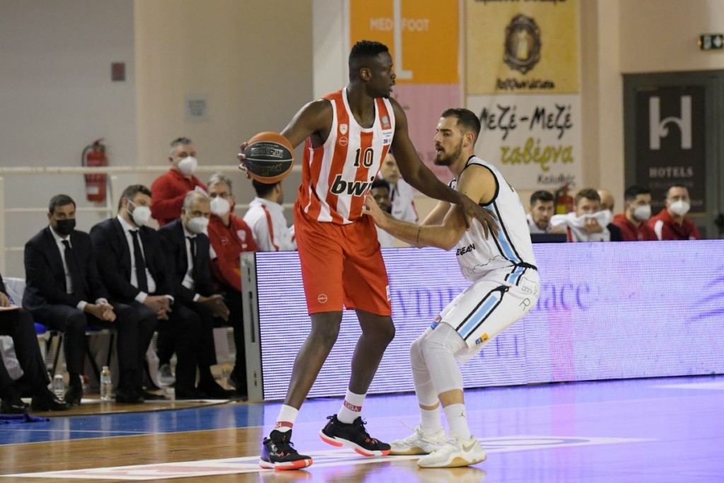 Εγκλωβισμένοι στο “Ελευθέριος Βενιζέλος” οι παίκτες του Ολυμπιακού – Ψάχνουν λύση για να φύγουν για Σερβία