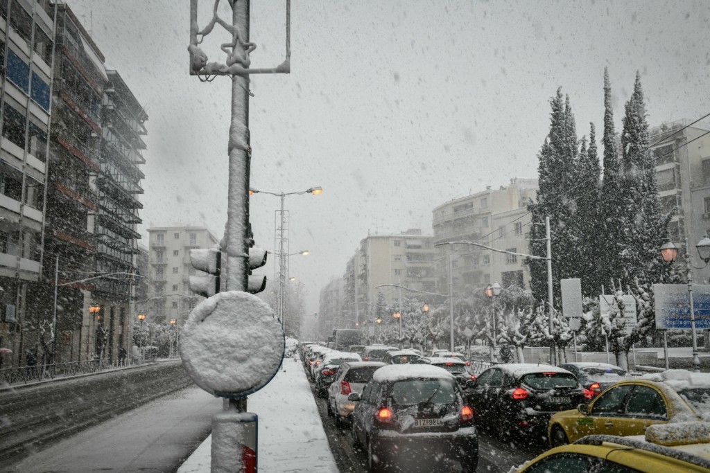 Χάος στη Μεσογείων από τα χιόνια – Εγκλωβισμένος οδηγός στο DEBATER – “Περιμένουμε πάνω από 4 ώρες”