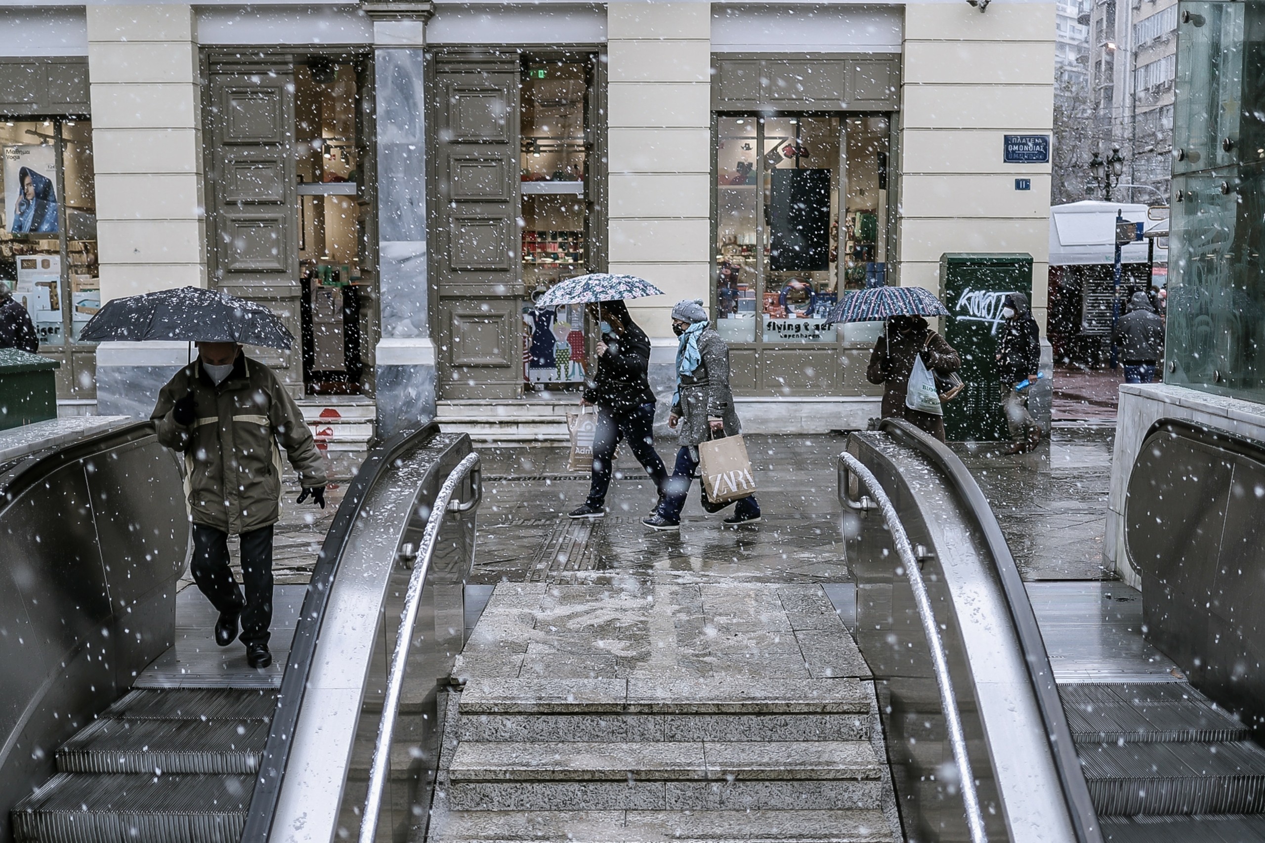 Η κακοκαιρία φέρνει χιόνια και στην Αττική – Ποιοι δρόμοι έκλεισαν και πού χρειάζονται αλυσίδες