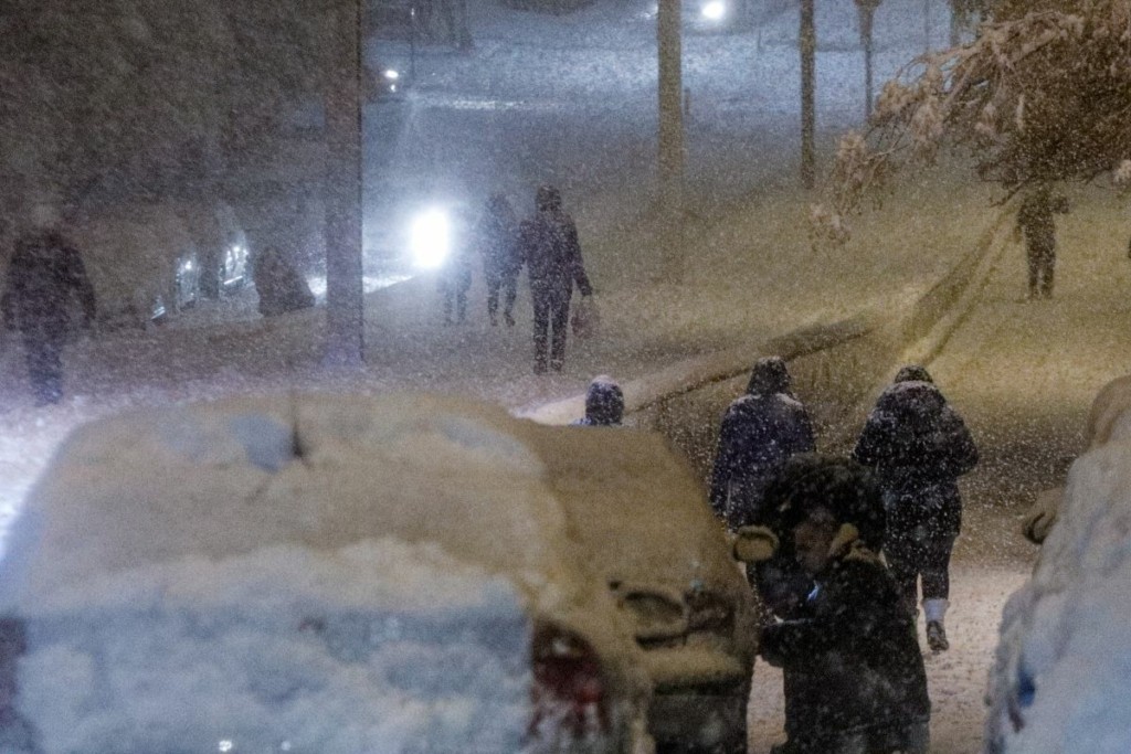 Παράτησαν τους εγκλωβισμένους στον προαστιακό να περπατήσουν μέσα στα χιόνια μέχρι τον σταθμό Λαρίσης